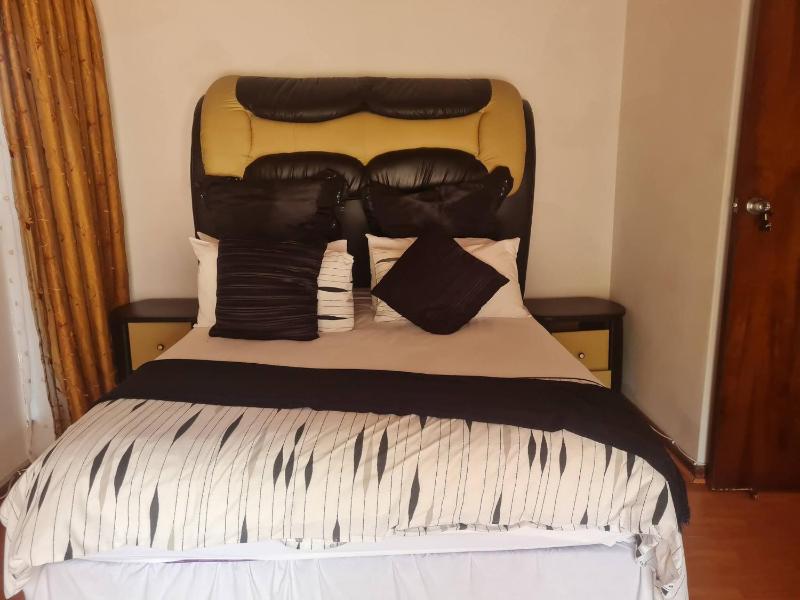 Luxurious 9-Bedroom House Rental with Private Entrances - image 6