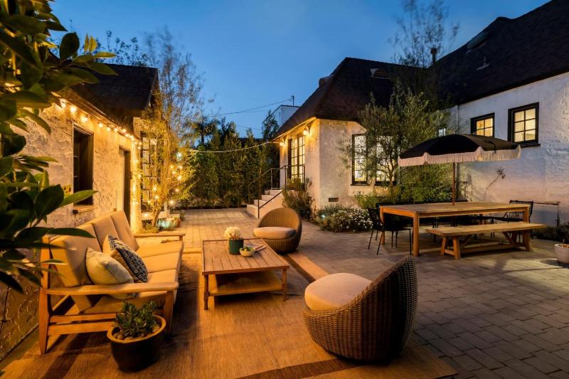 Beverly Grove Tudor Family Home - image 1