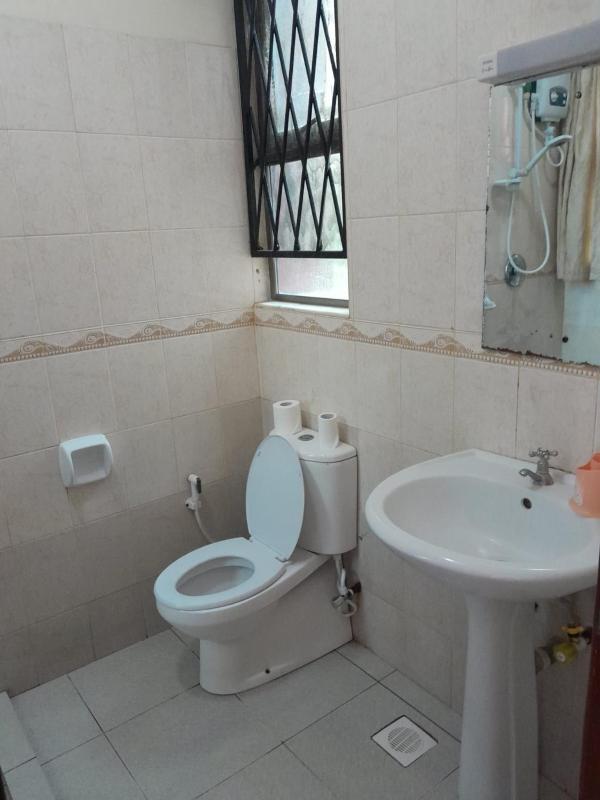Fully serviced 3-Bedroom Olympic Pool Garden & Beach Access - image 5