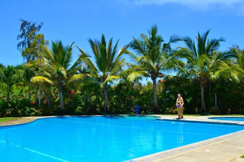 Fully serviced 3-Bedroom Olympic Pool Garden & Beach Access - image 11