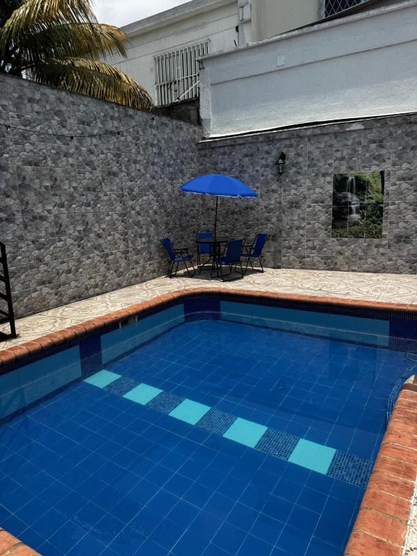 Casa con piscina privada y parking - image 5