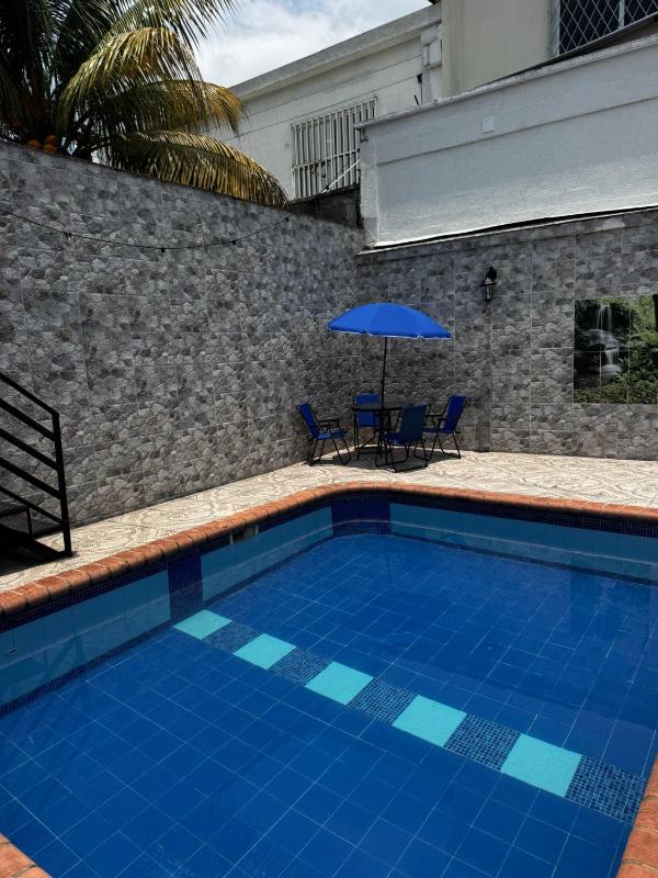 Casa con piscina privada y parking - image 13
