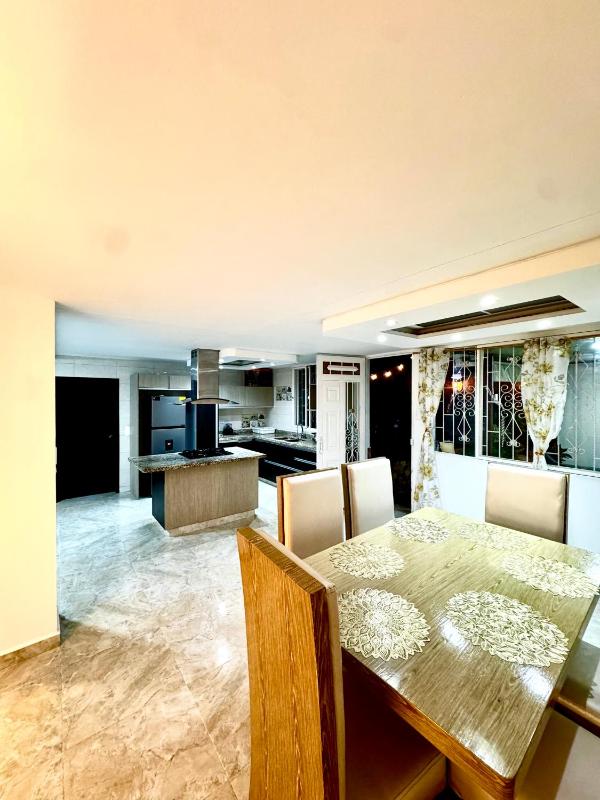 Casa con piscina privada y parking - image 25