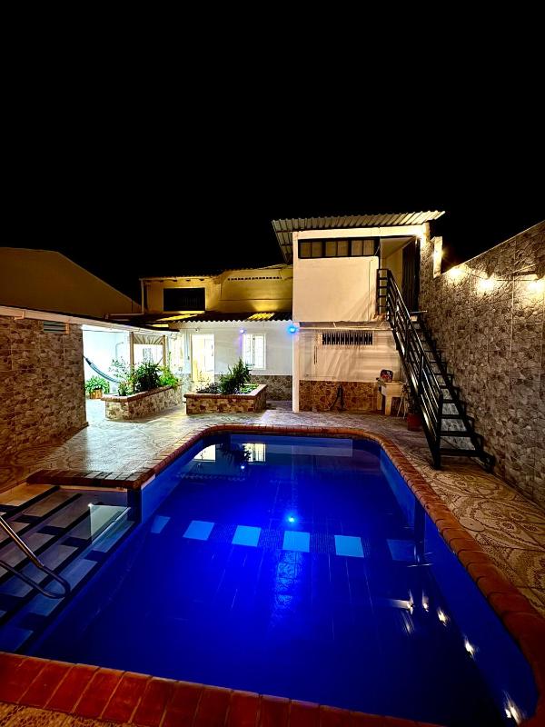 Casa con piscina privada y parking - image 24