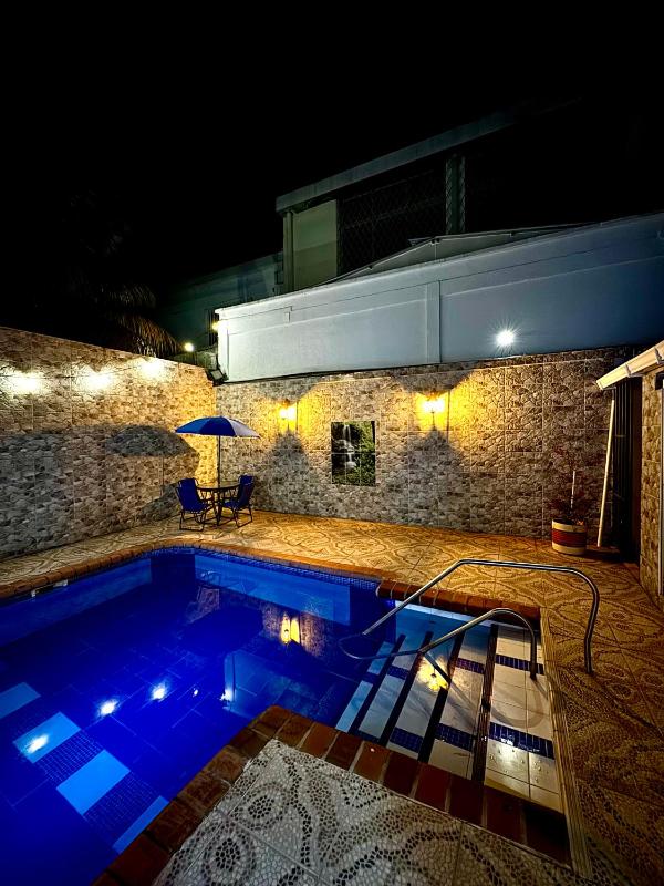 Casa con piscina privada y parking - image 2