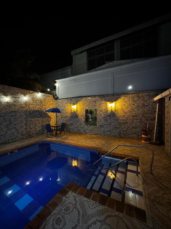 Casa con piscina privada y parking - image 3