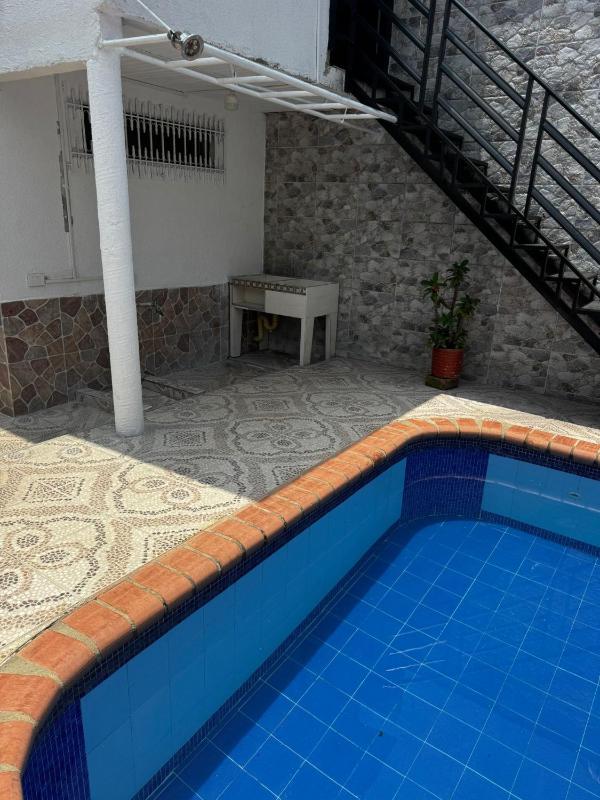 Casa con piscina privada y parking - image 9