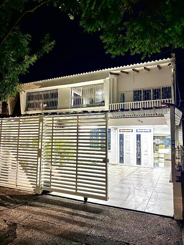 Casa con piscina privada y parking - image 10