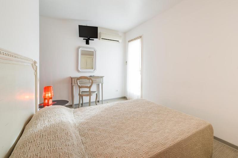 Family Room image 3