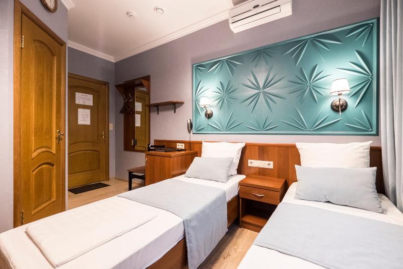 Standard Twin Room image 1