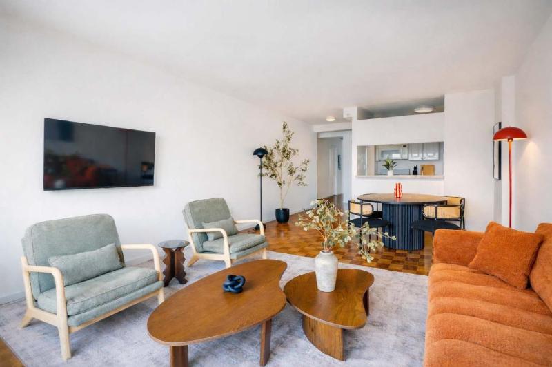 43-4D Newly furnished 2BR full service 24H Doorman laundry Gym - image 7