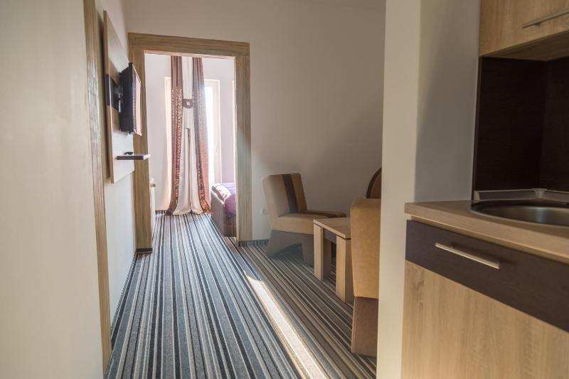 Deluxe Family Suite image 4