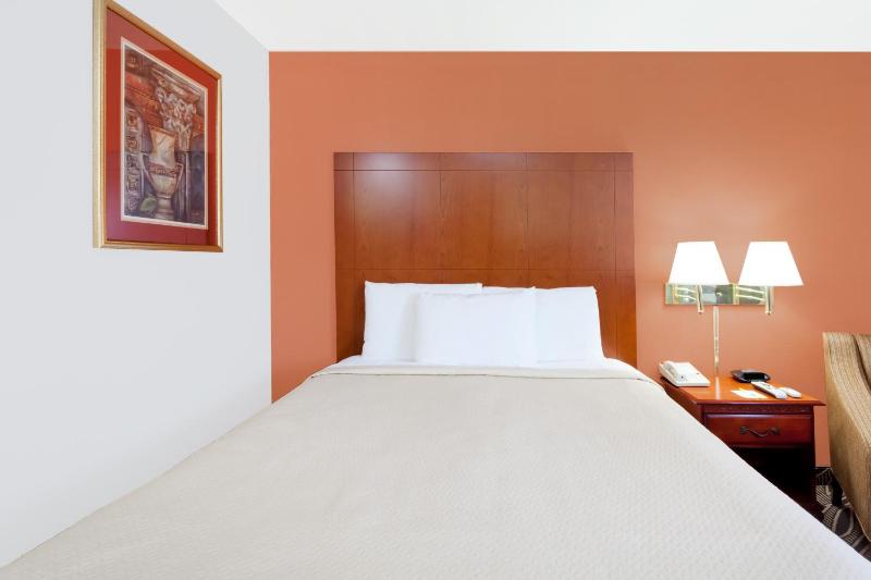 Queen Room with Two Queen Beds - Non-Smoking image 3