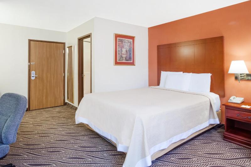 Queen Room with Two Queen Beds - Non-Smoking image 2