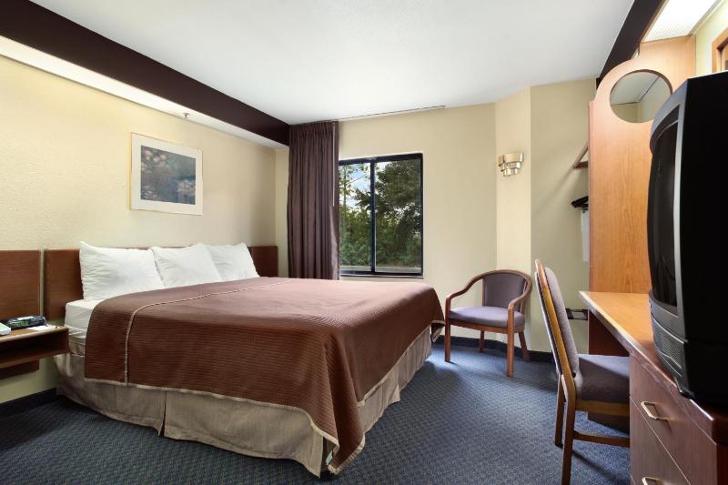 Queen Room - Non-Smoking image 2