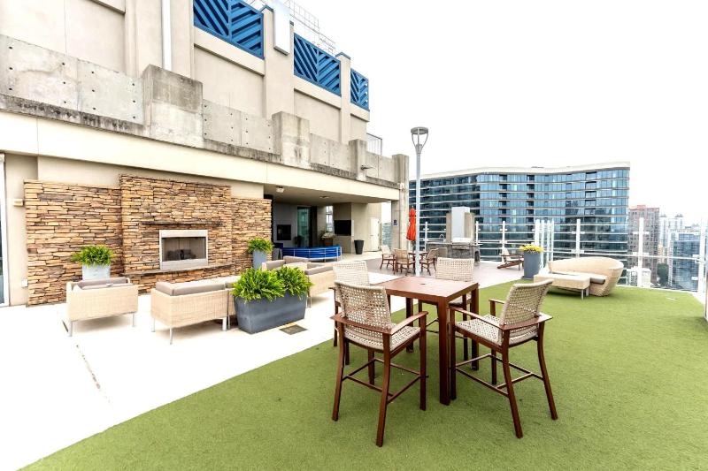 Midtown Atlanta 1BR Skyline Balcony Corner Suite by Piedmont Park LuxePad - image 2