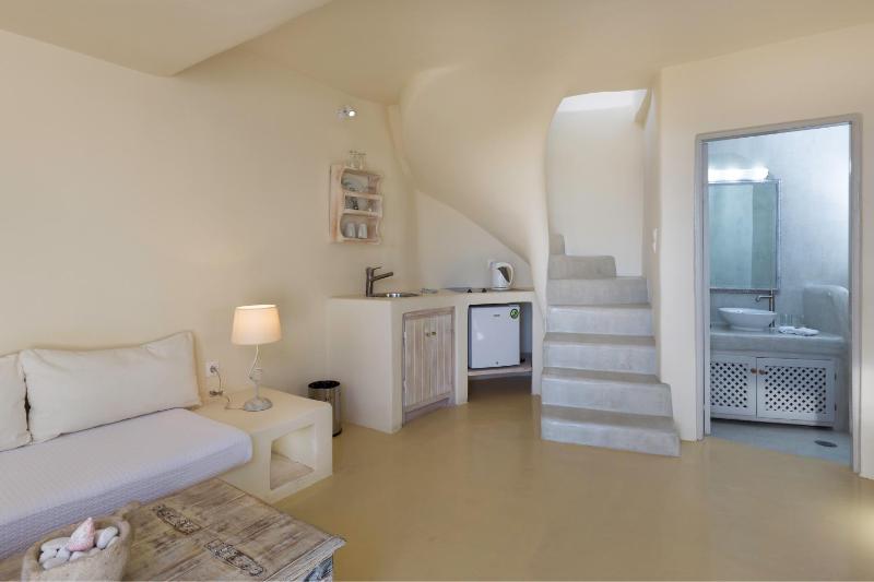 Honeymoon Cave Suite with Caldera View image 3