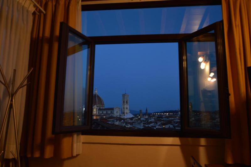 Double Room with City View image 4