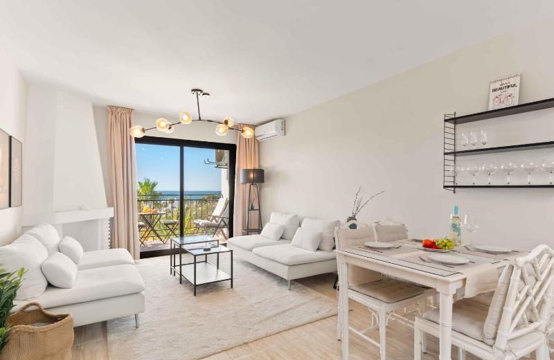 PRIME LOCATION! Few minutes walk to the Beach Sports Club Restaurants Supermarkets and more! - image 4