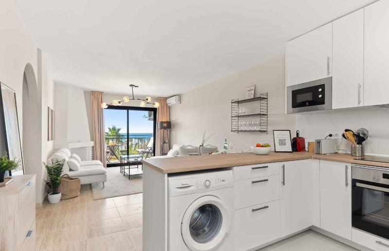 PRIME LOCATION! Few minutes walk to the Beach Sports Club Restaurants Supermarkets and more! - image 2