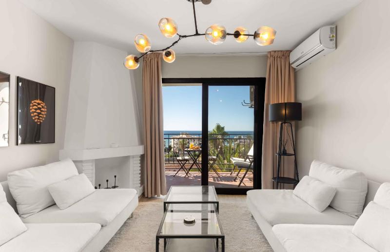 PRIME LOCATION! Few minutes walk to the Beach Sports Club Restaurants Supermarkets and more! - image 7