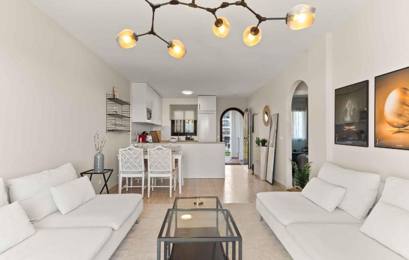 PRIME LOCATION! Few minutes walk to the Beach Sports Club Restaurants Supermarkets and more! - image 8