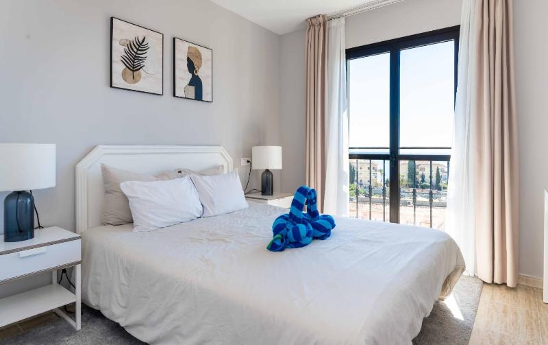 PRIME LOCATION! Few minutes walk to the Beach Sports Club Restaurants Supermarkets and more! - image 9
