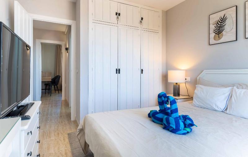 PRIME LOCATION! Few minutes walk to the Beach Sports Club Restaurants Supermarkets and more! - image 16