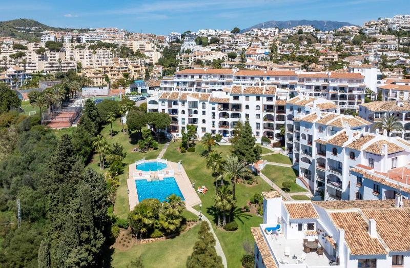 PRIME LOCATION! Few minutes walk to the Beach Sports Club Restaurants Supermarkets and more! - image 24