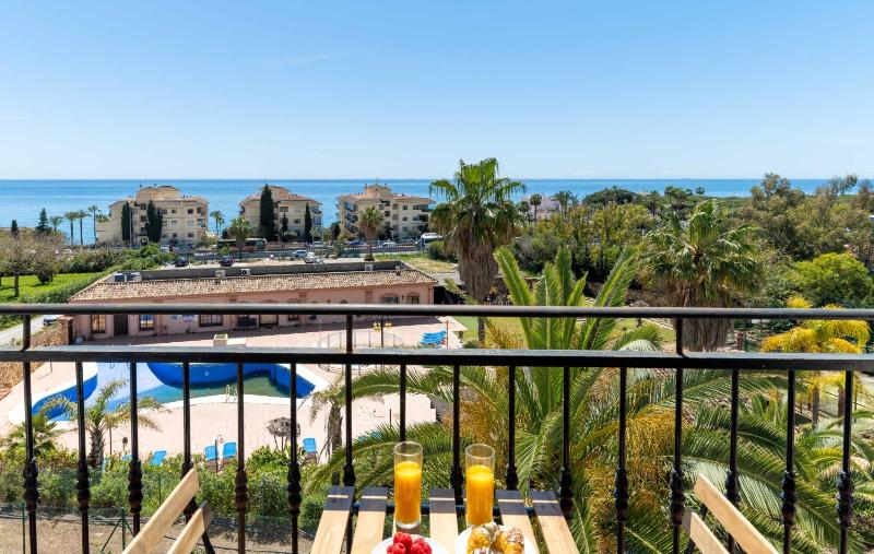 PRIME LOCATION! Few minutes walk to the Beach Sports Club Restaurants Supermarkets and more! - image 15