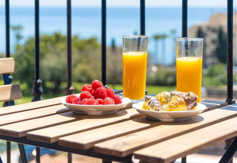 PRIME LOCATION! Few minutes walk to the Beach Sports Club Restaurants Supermarkets and more! - image 14