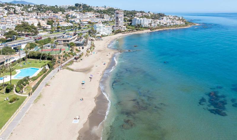 PRIME LOCATION! Few minutes walk to the Beach Sports Club Restaurants Supermarkets and more! - image 17