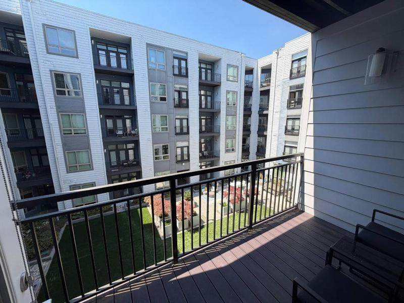 Uptown Escape - Free Parking Pool Walkable - image 20