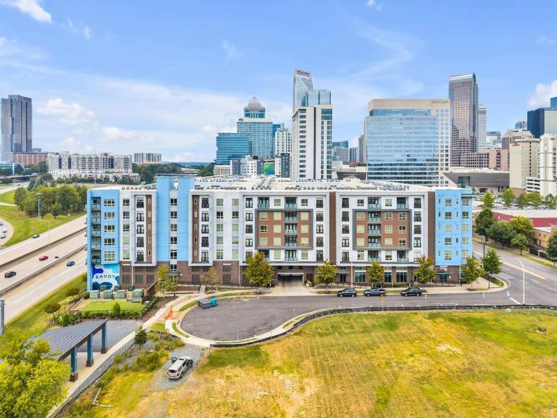 Uptown Escape - Free Parking Pool Walkable - image 10