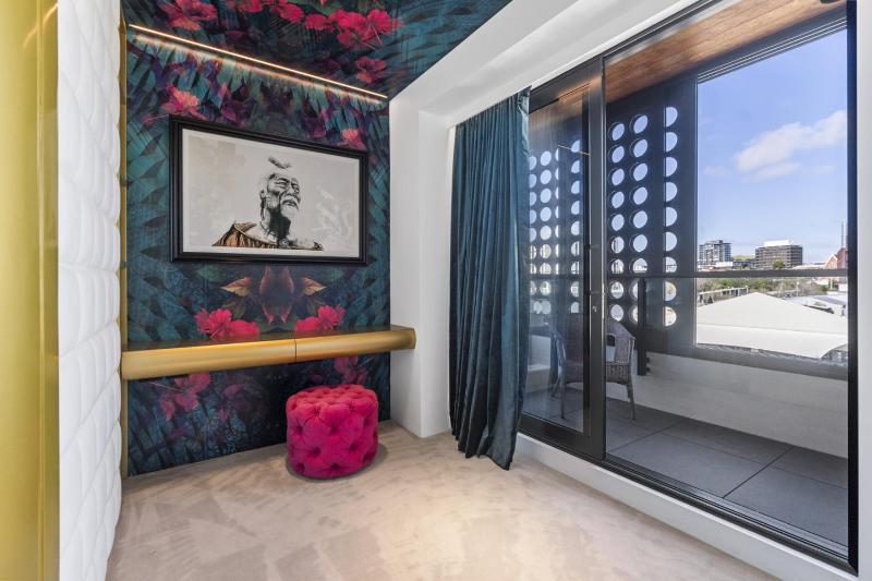 Exclusive Urban Retreat - image 6