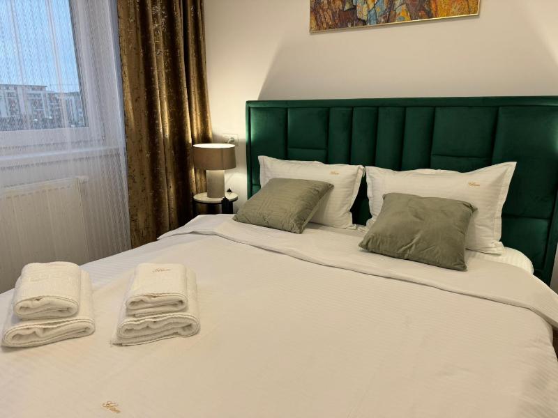 Luxury Glam Apartments Coresi Mall Area - Parking Option - image 11