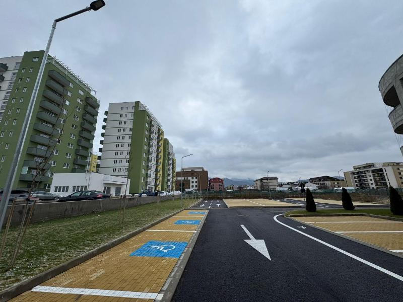 Luxury Glam Apartments Coresi Mall Area - Parking Option - image 13
