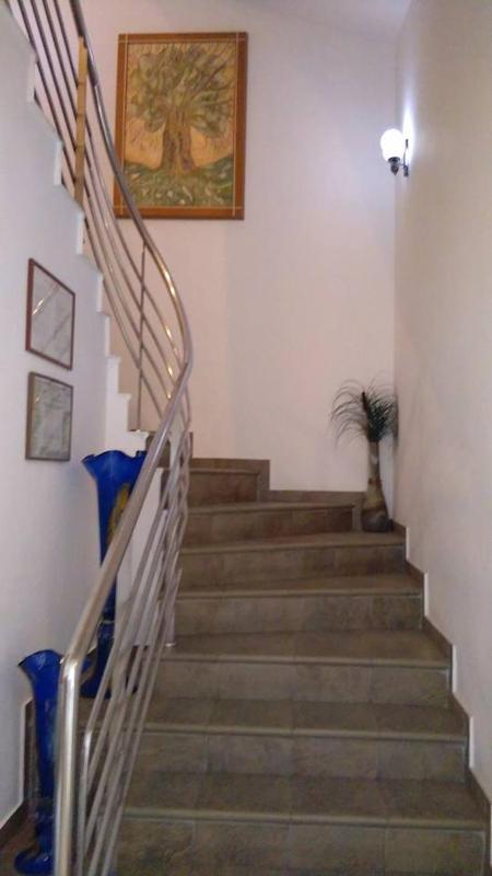 London Hotel - image 2