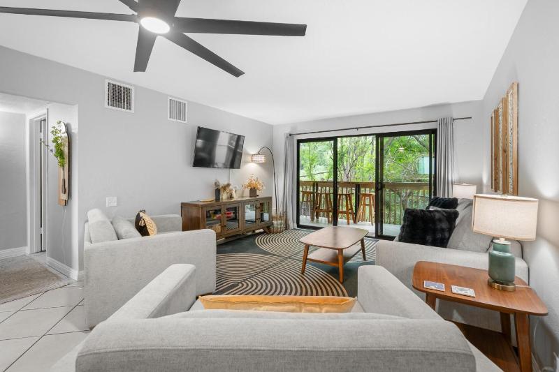 Royal Kahili B204 AC Across From Lyman’s/Banyans - image 9