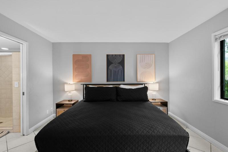 Royal Kahili B204 AC Across From Lyman’s/Banyans - image 7