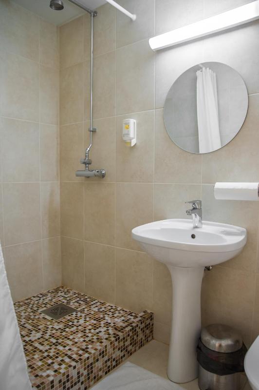 Twin Room with Sofa and Private Bathroom image 3