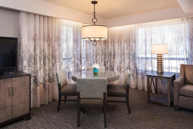 Deluxe One-Bedroom Suite image 3