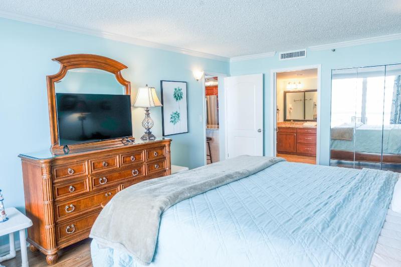 705 S Hampton Comfortable Oceanview Retreat with Private Balcony - image 16
