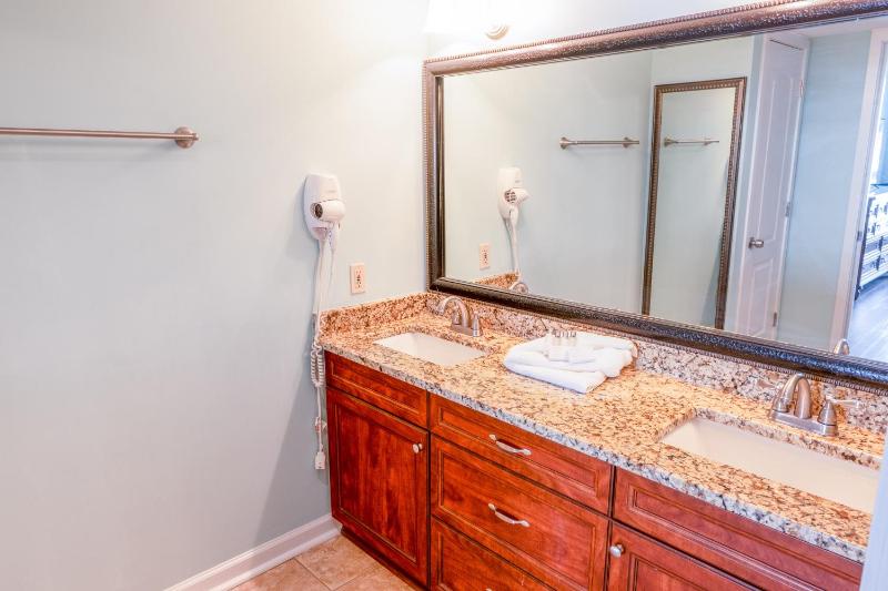 705 S Hampton Comfortable Oceanview Retreat with Private Balcony - image 6