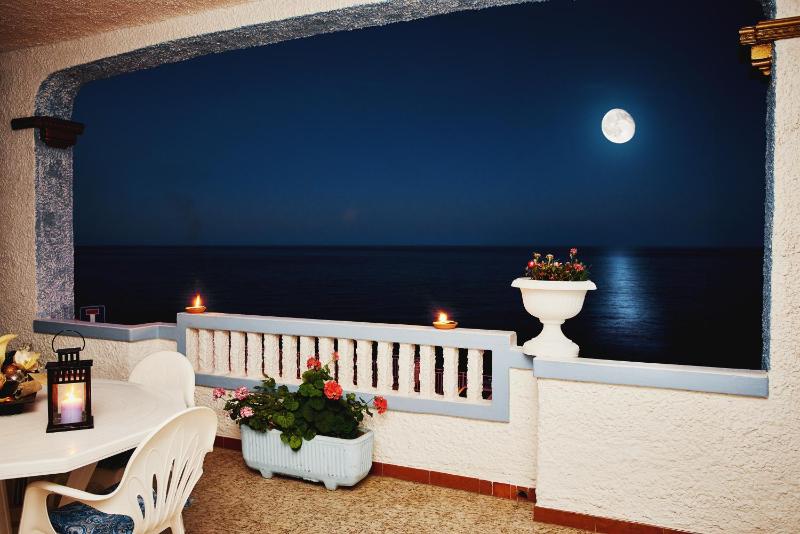 Deluxe Double Room with Sea View image 1