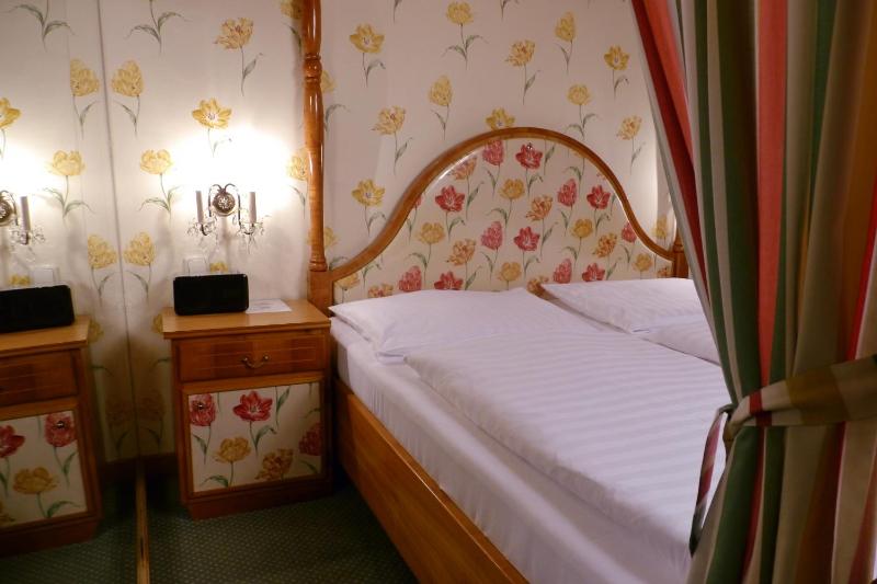Double Room image 3
