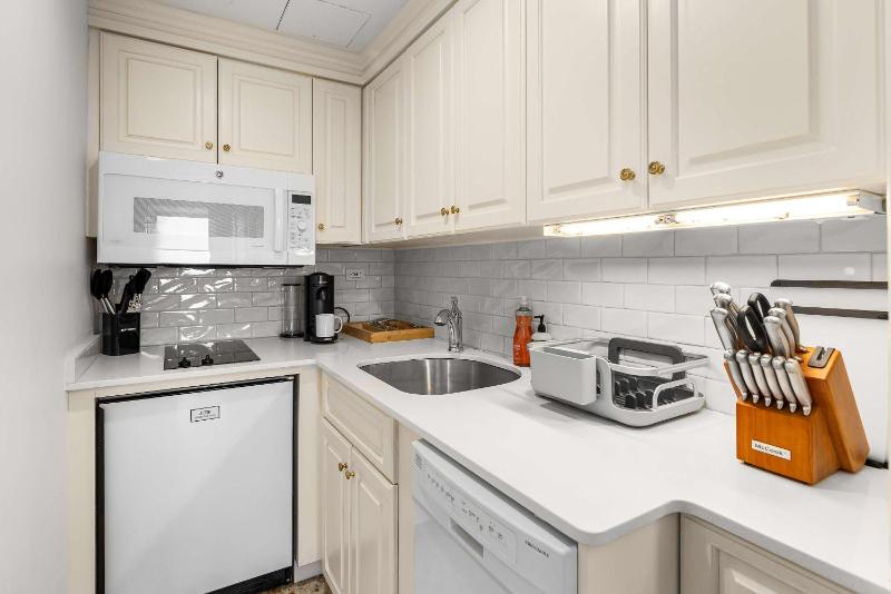 Essex I by Haus 1BR Central Park Loft w Elevator - image 16