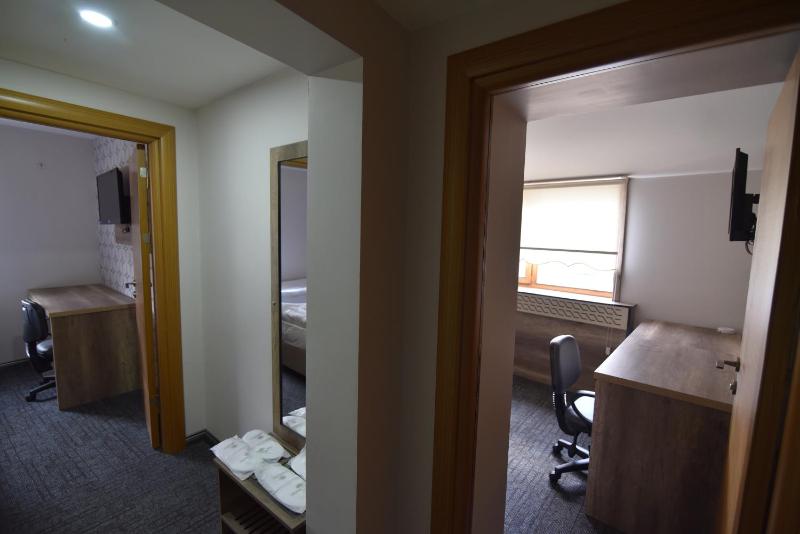 Deluxe Family Room image 3