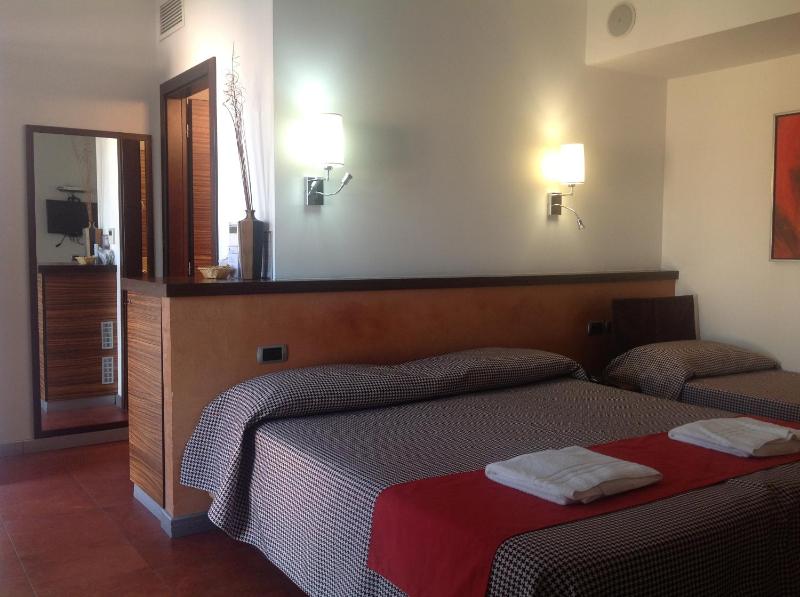 Standard Triple Room image 4