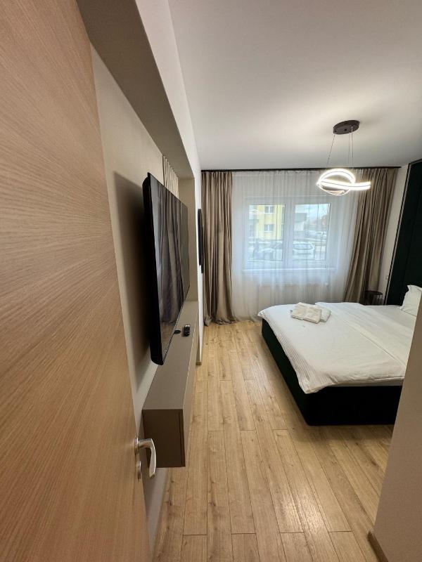 Town Apartments Coresi Mall Area by Glam Story - Parking Option - image 4